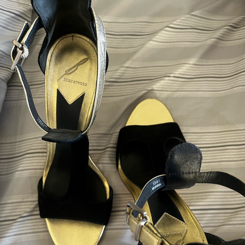 B By Brian Atwood Gold and Black Leather Sandals Size 10/41